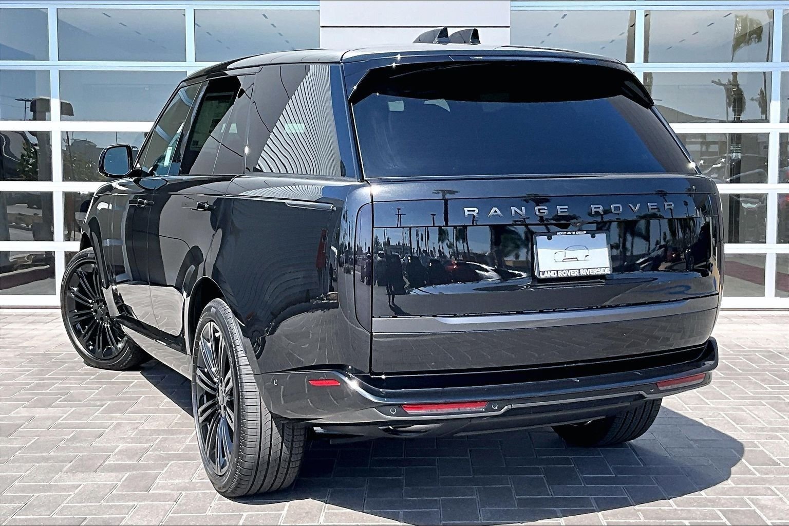 New 2026 Santorini Black Land Rover SE image 3