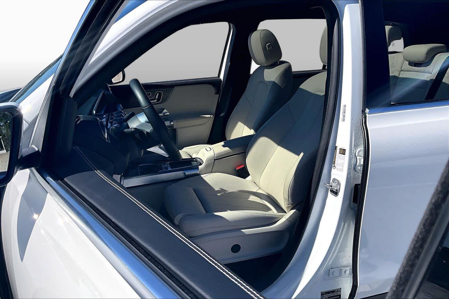 Used 2025 Polar White Mercedes-Benz GLB 250 image 8
