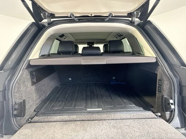 Used 2020 White Land Rover HSE image 28