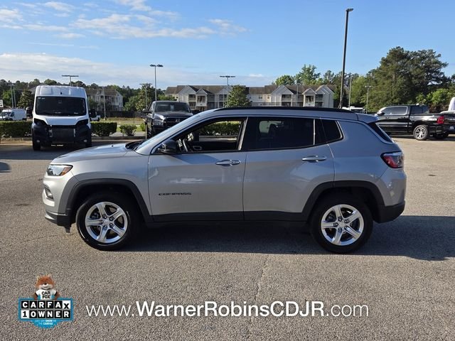 Used 2024  Jeep Latitude image 4