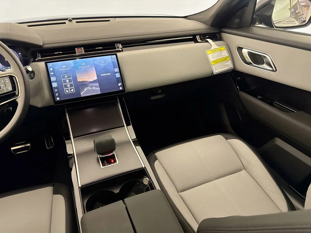New 2026 Santorini Black Land Rover Dynamic SE image 22