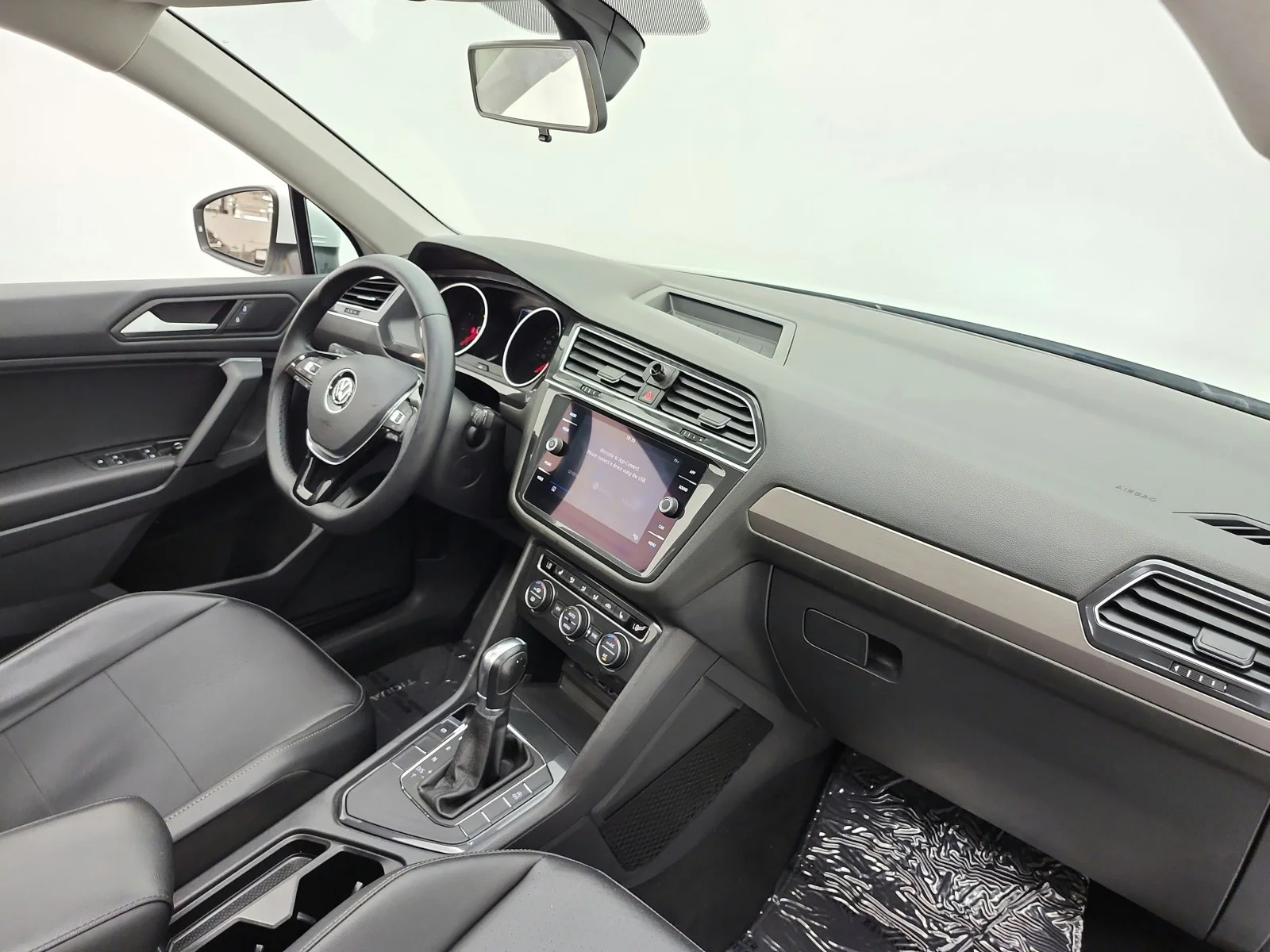 Used 2019 Pure White Volkswagen 2.0T SE FWD image 18