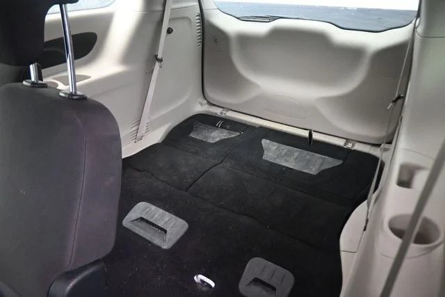 Used 2018 White Chrysler Touring Plus image 18
