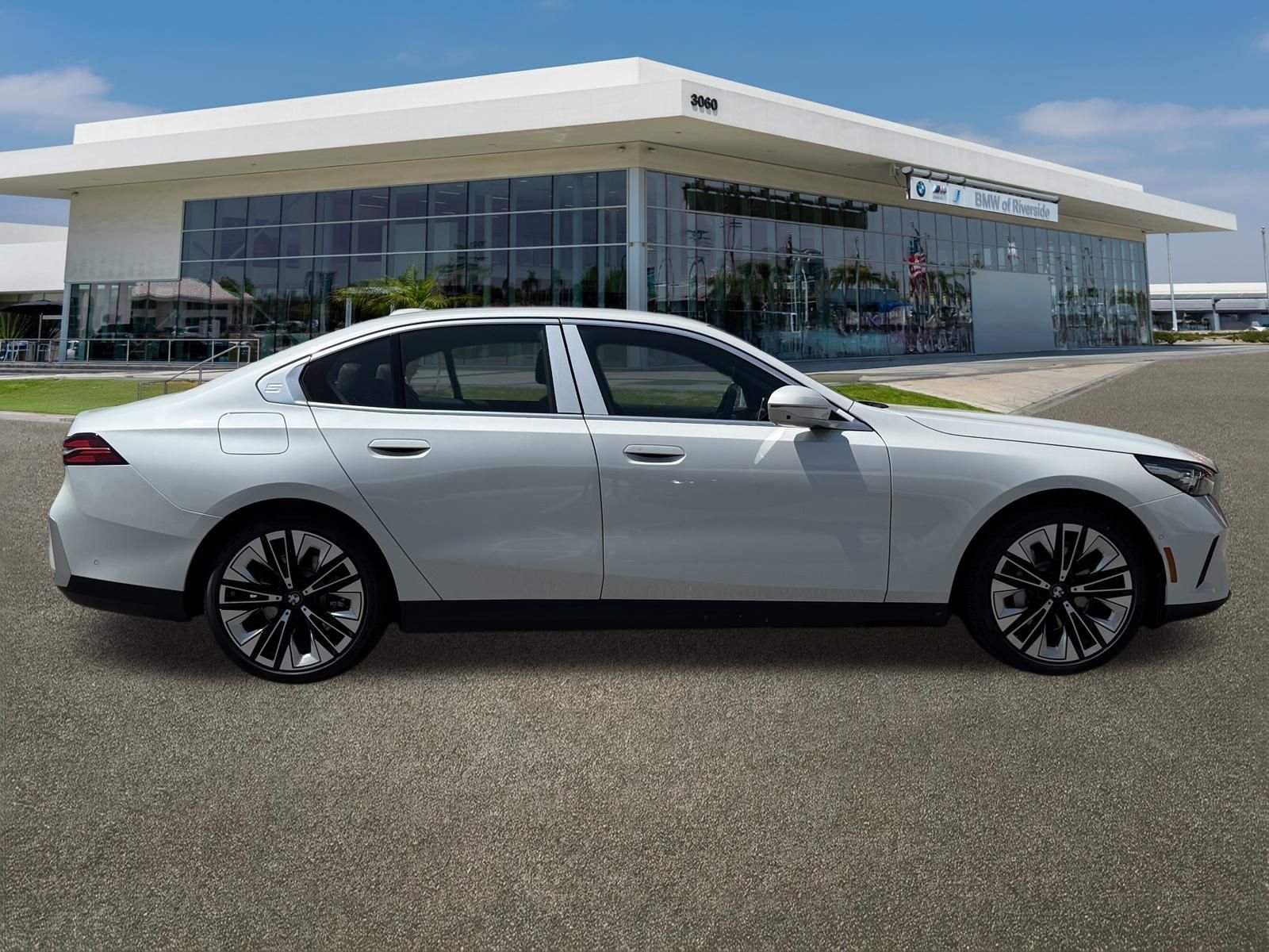 New 2027 Mineral White Metallic BMW 530i xDrive image 12