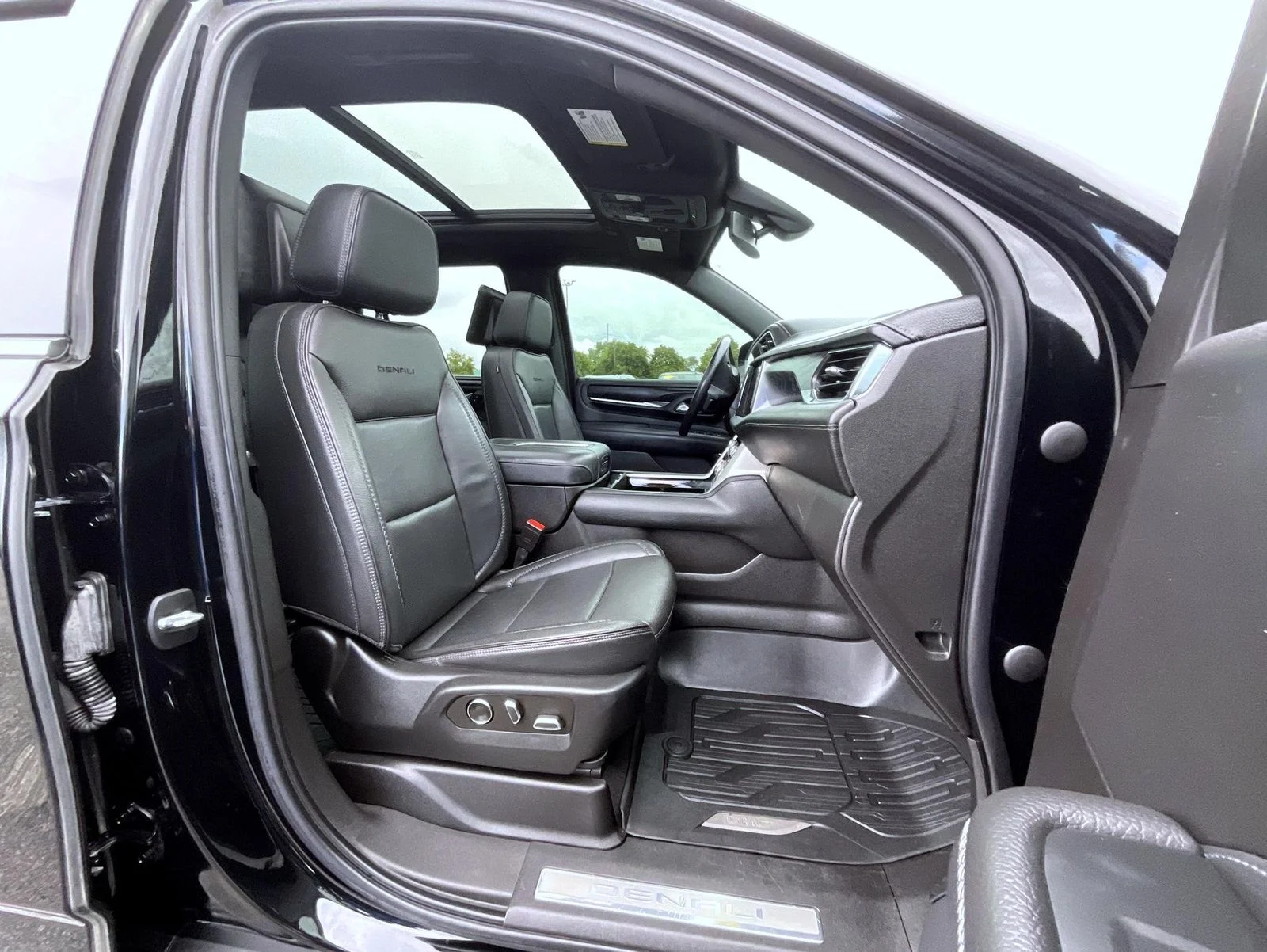 Used 2021 Black GMC Denali image 15