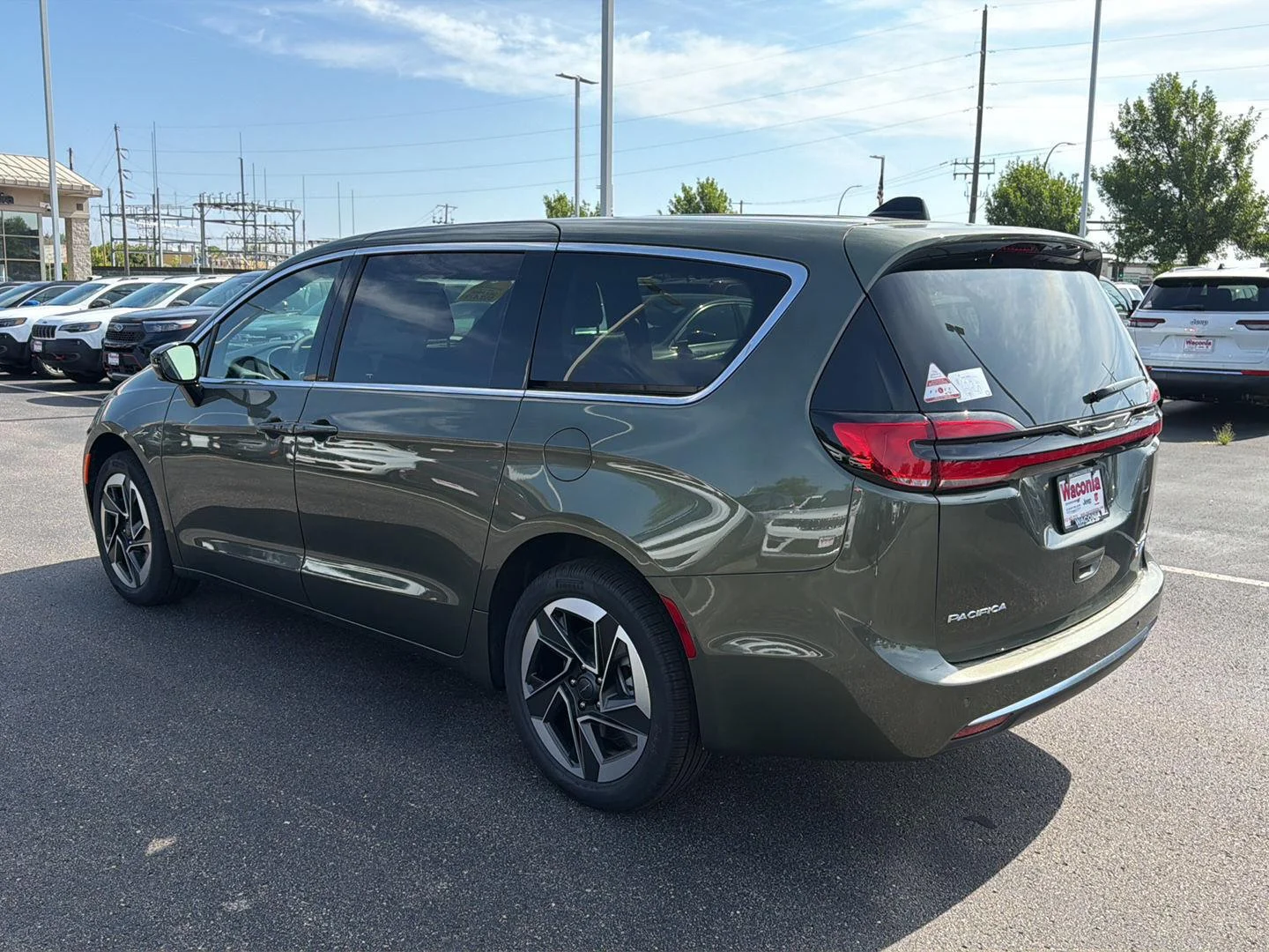 New 2027 Olive Green Pearl-Coat Exterior Paint Chrysler Limited image 5