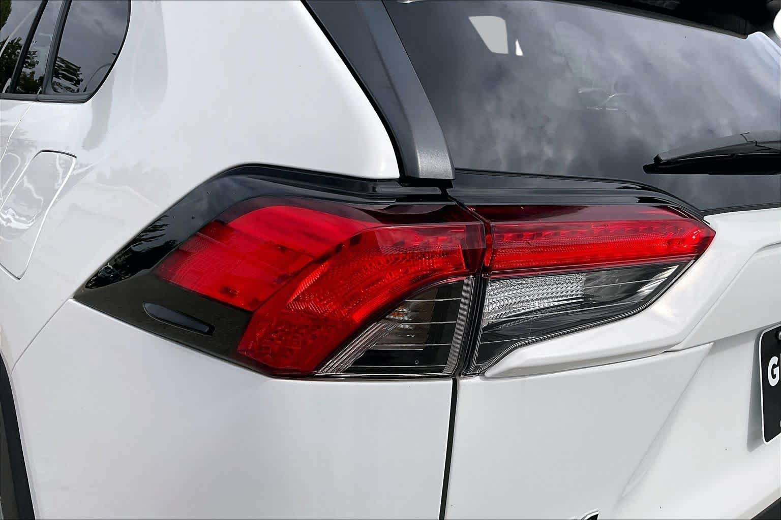 Used 2022 White Toyota LE image 27