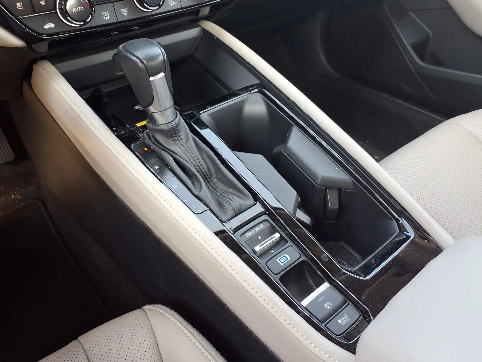 Used 2023 Platinum White Pearl Honda Touring image 14