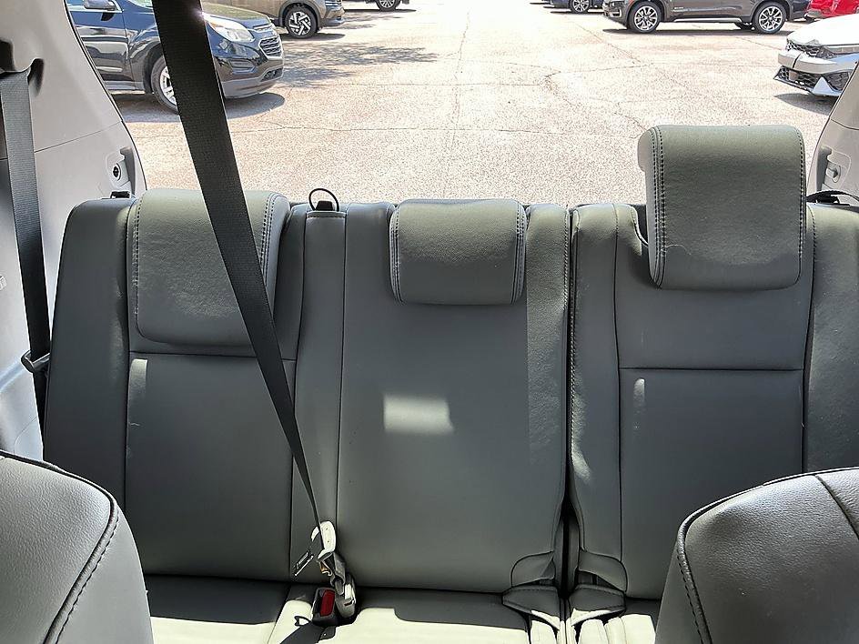 Used 2015 Silver Sky Metallic Toyota XLE image 27
