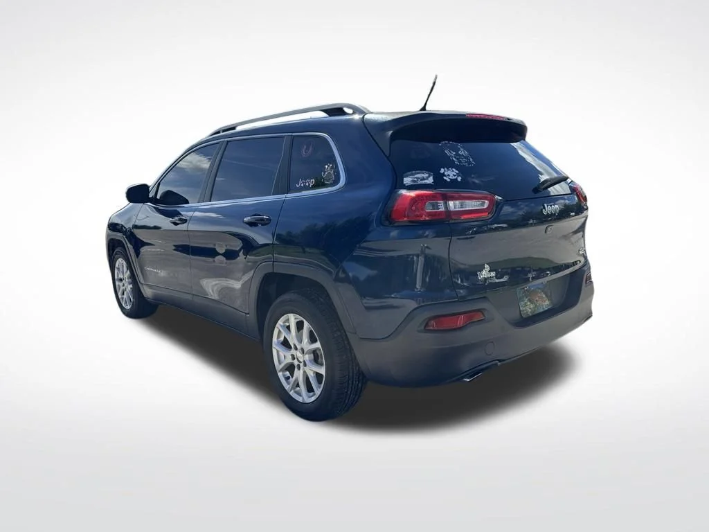 Used 2018 Patriot Blue Pearlcoat Jeep Latitude image 6