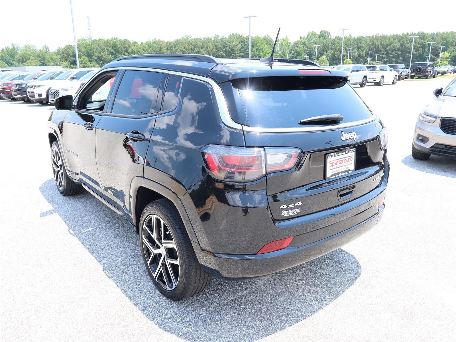 Certified Used 2024 Diamond Black Crystal Pearlcoat Jeep Limited image 4