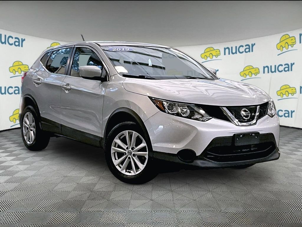 Used 2019 Silver Nissan S image 1