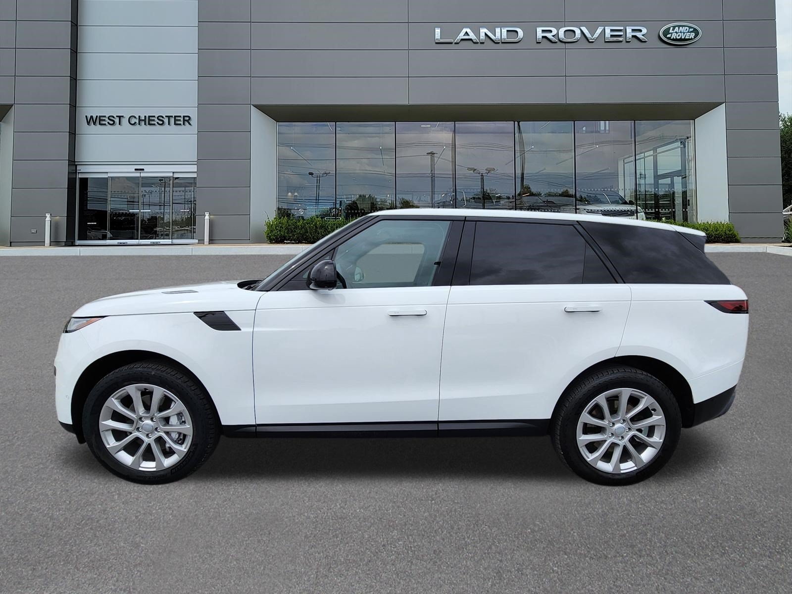 Certified Used 2024 Fuji White Land Rover SE image 5