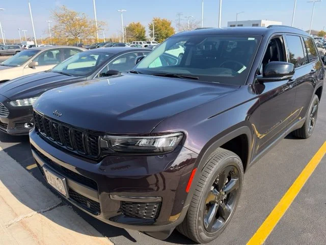 Used 2023  Jeep Limited image 3