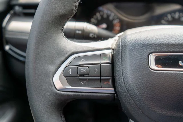 Used 2023 White Jeep Latitude image 23