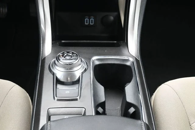 Used 2019 Oxford White Ford SE image 22