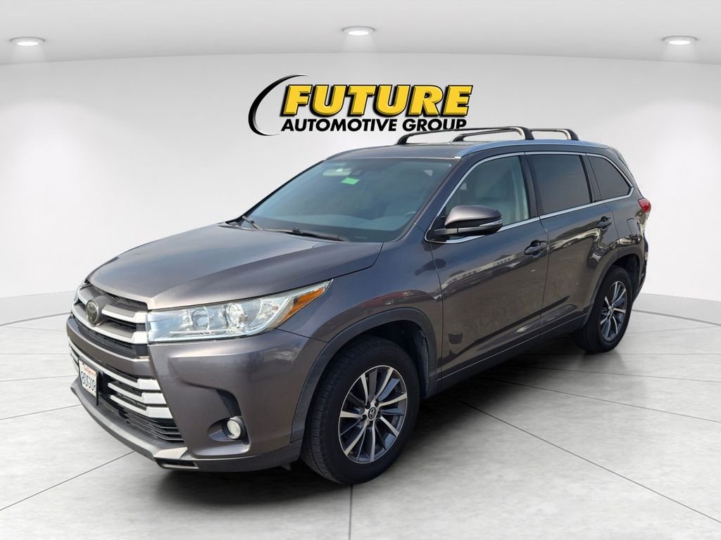 Used 2018 Gray Toyota XLE image 3