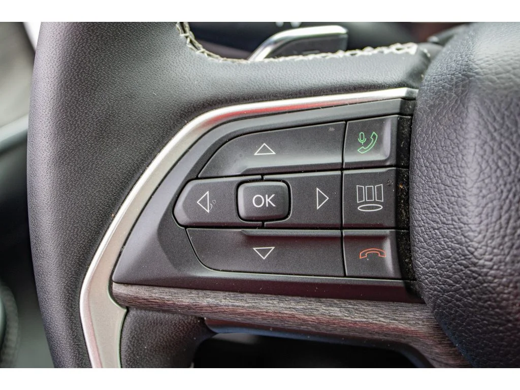 Used 2024 Diamond Black Crystal Pearlcoat Jeep Limited image 41