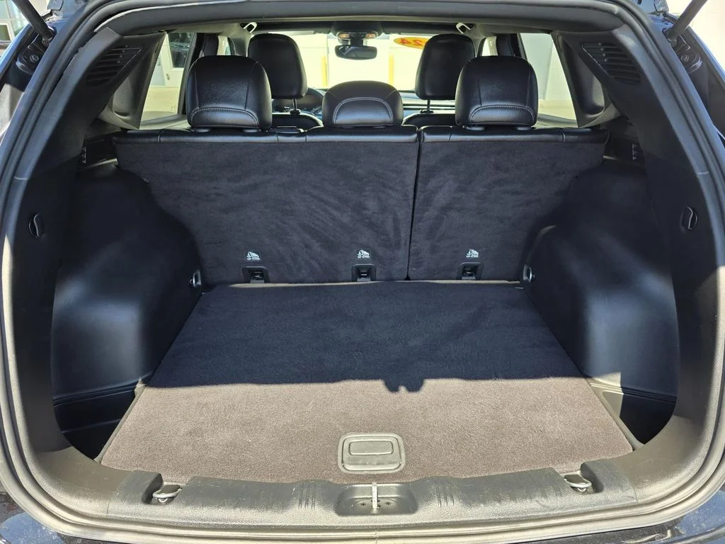 Used 2024 Diamond Black Crystal Pearlcoat Jeep Latitude image 19