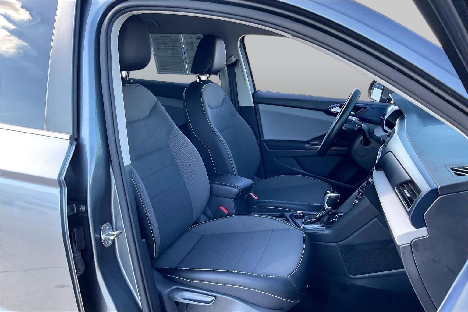 Used 2022 Platinum Gray Metallic Volkswagen SE image 9