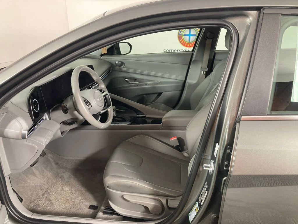 Used 2025 Gray Hyundai SEL Convenience image 12