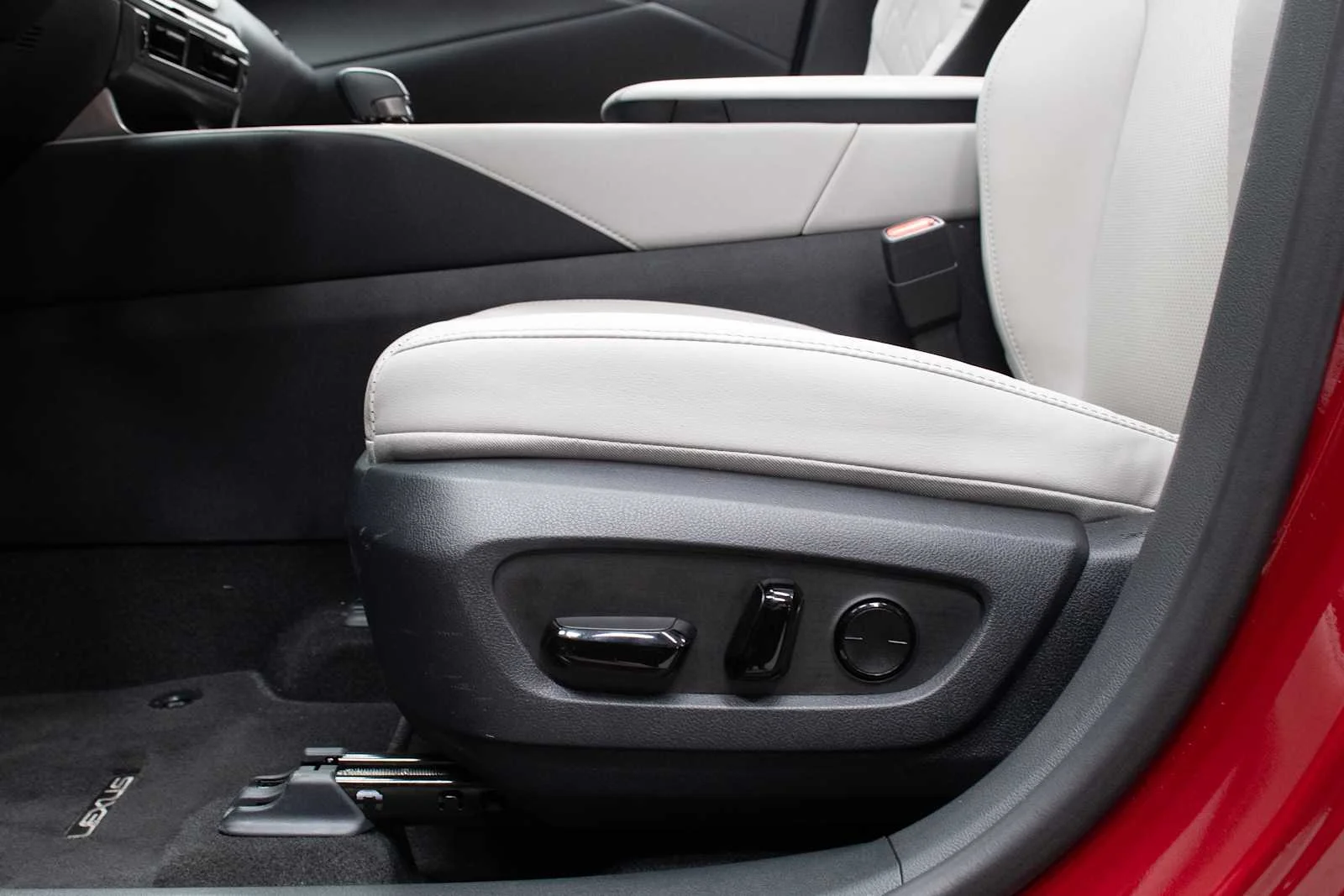 Certified Used 2025 MATADOR RED MICA Lexus Premium image 15