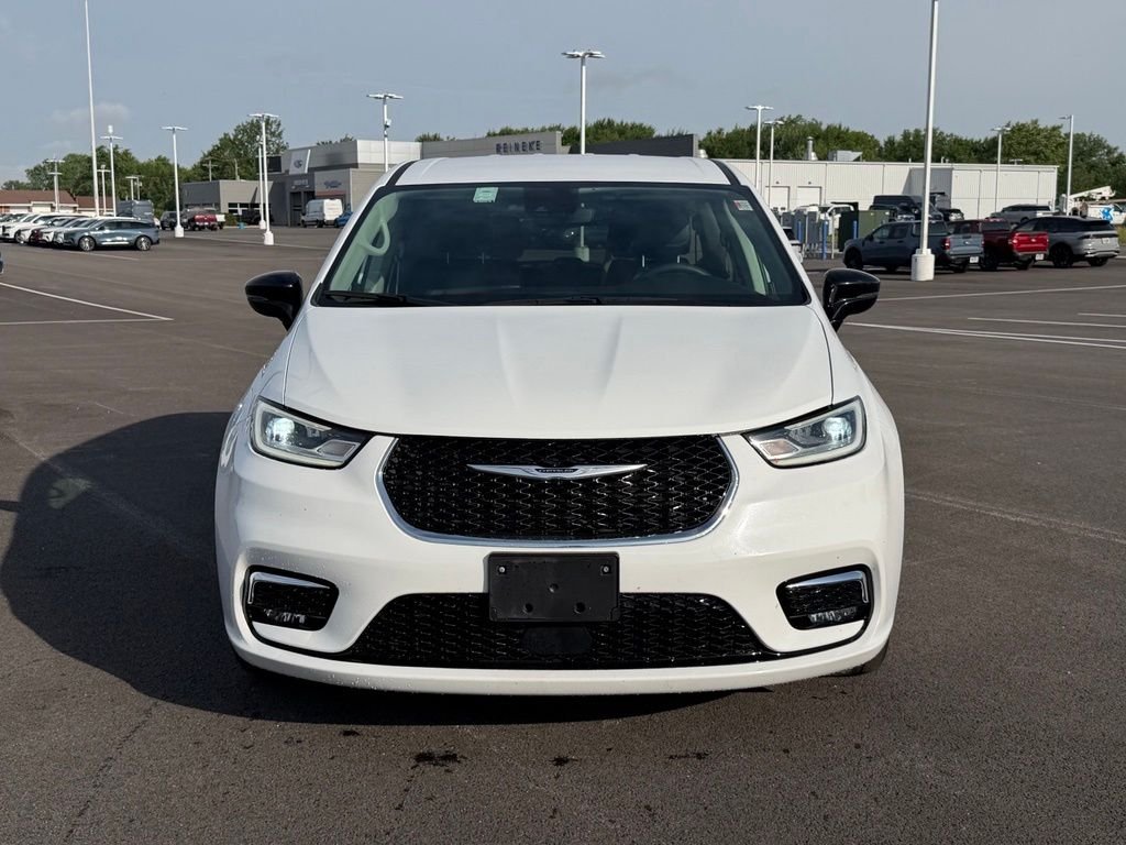 Used 2024 White Chrysler Touring L image 2