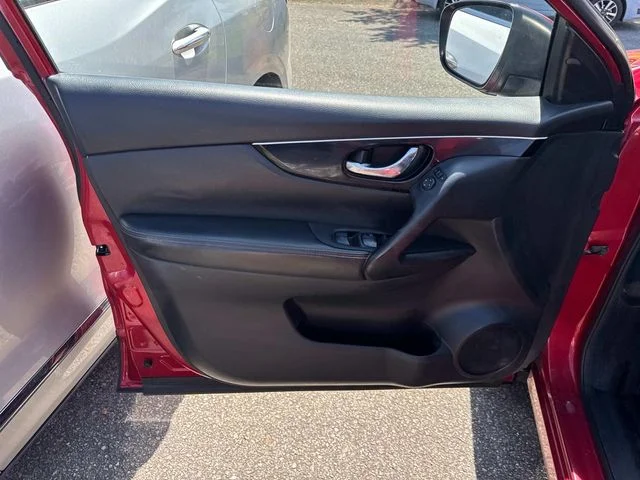 Used 2017 Red Nissan SL image 23