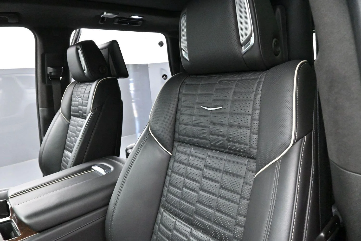 Used 2021 CRYSTAL WHITE TRICOAT Cadillac Sport Platinum image 17