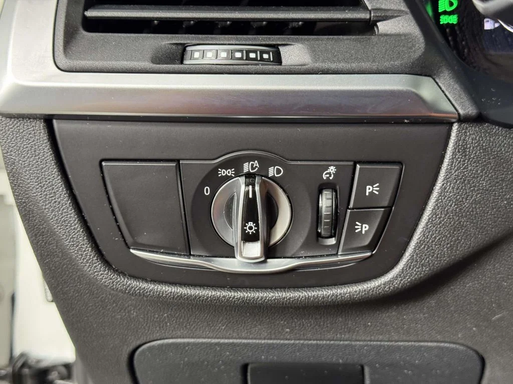 Used 2023 White BMW xDrive30i image 19