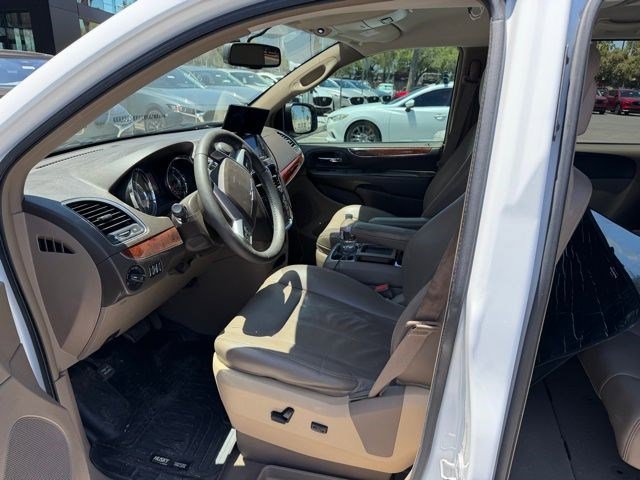 Used 2014 Bright White Clearcoat Chrysler Touring image 5