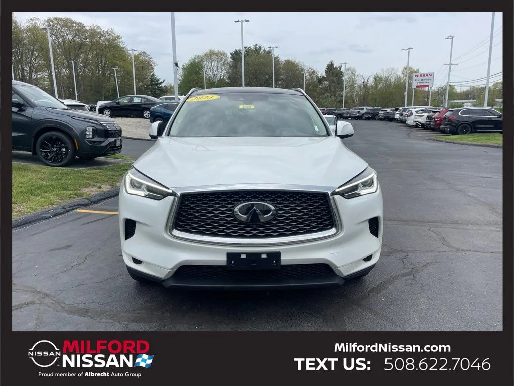 Used 2023 White INFINITI LUXE image 7
