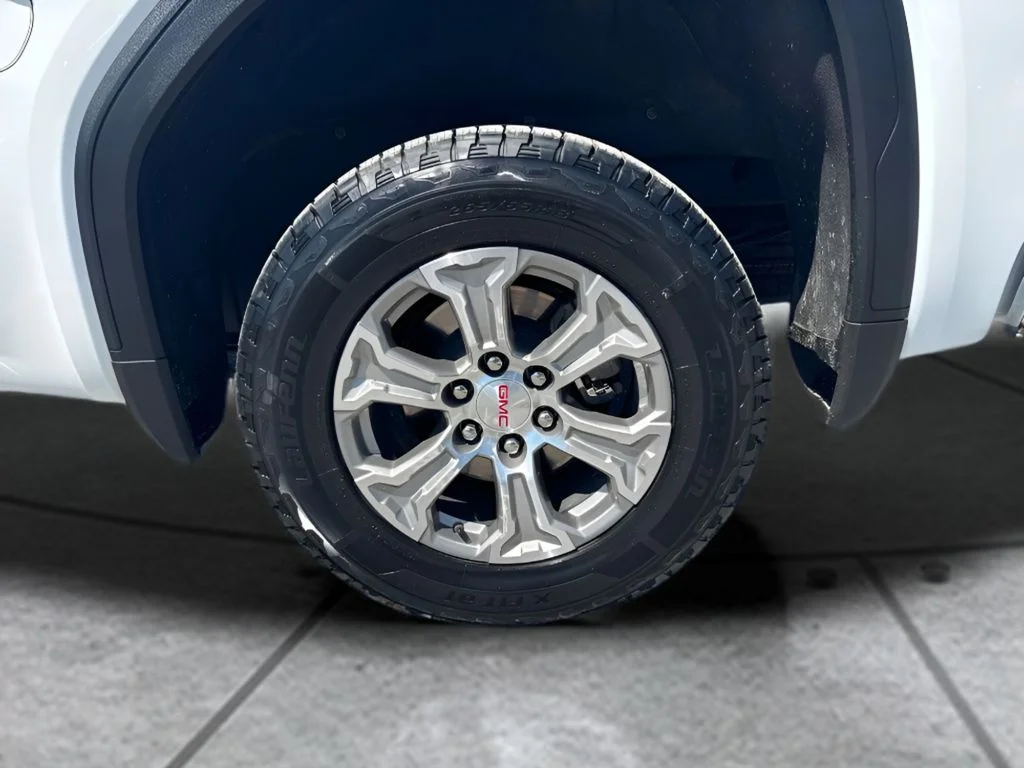 Used 2025 White GMC SLT image 23