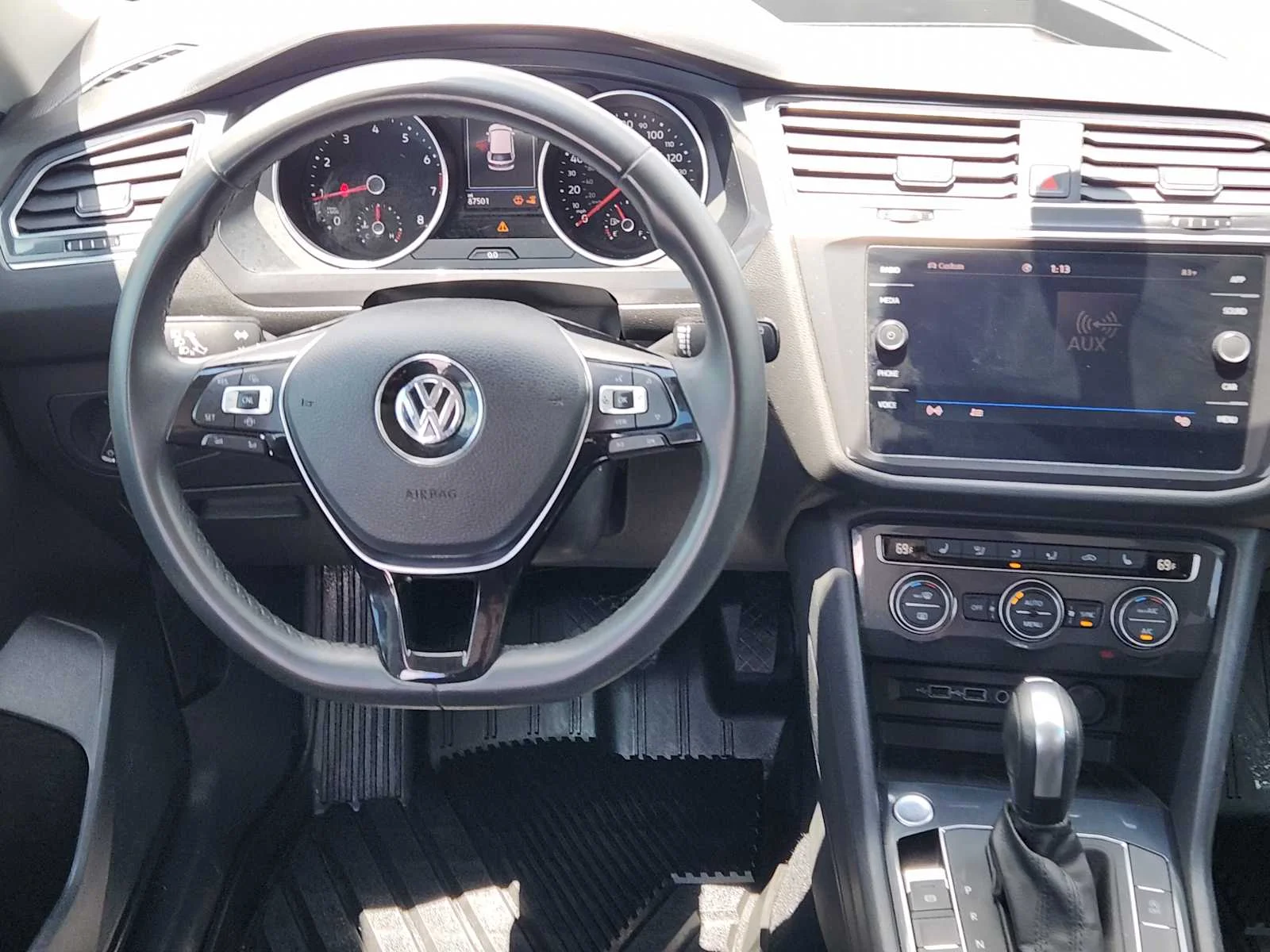 Used 2020 Platinum Gray Metallic Volkswagen SE image 26