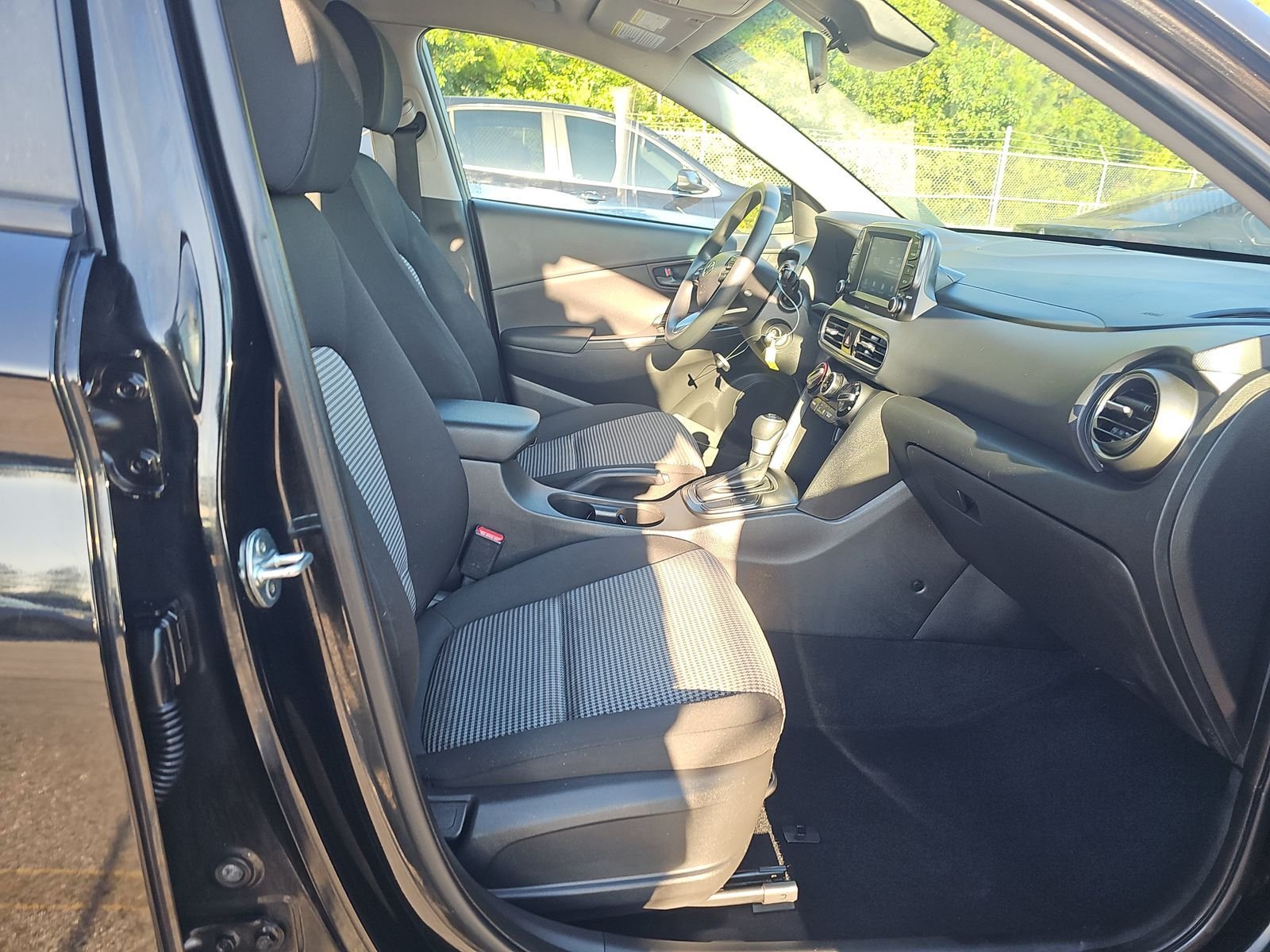 Used 2021 Black Hyundai SE image 5