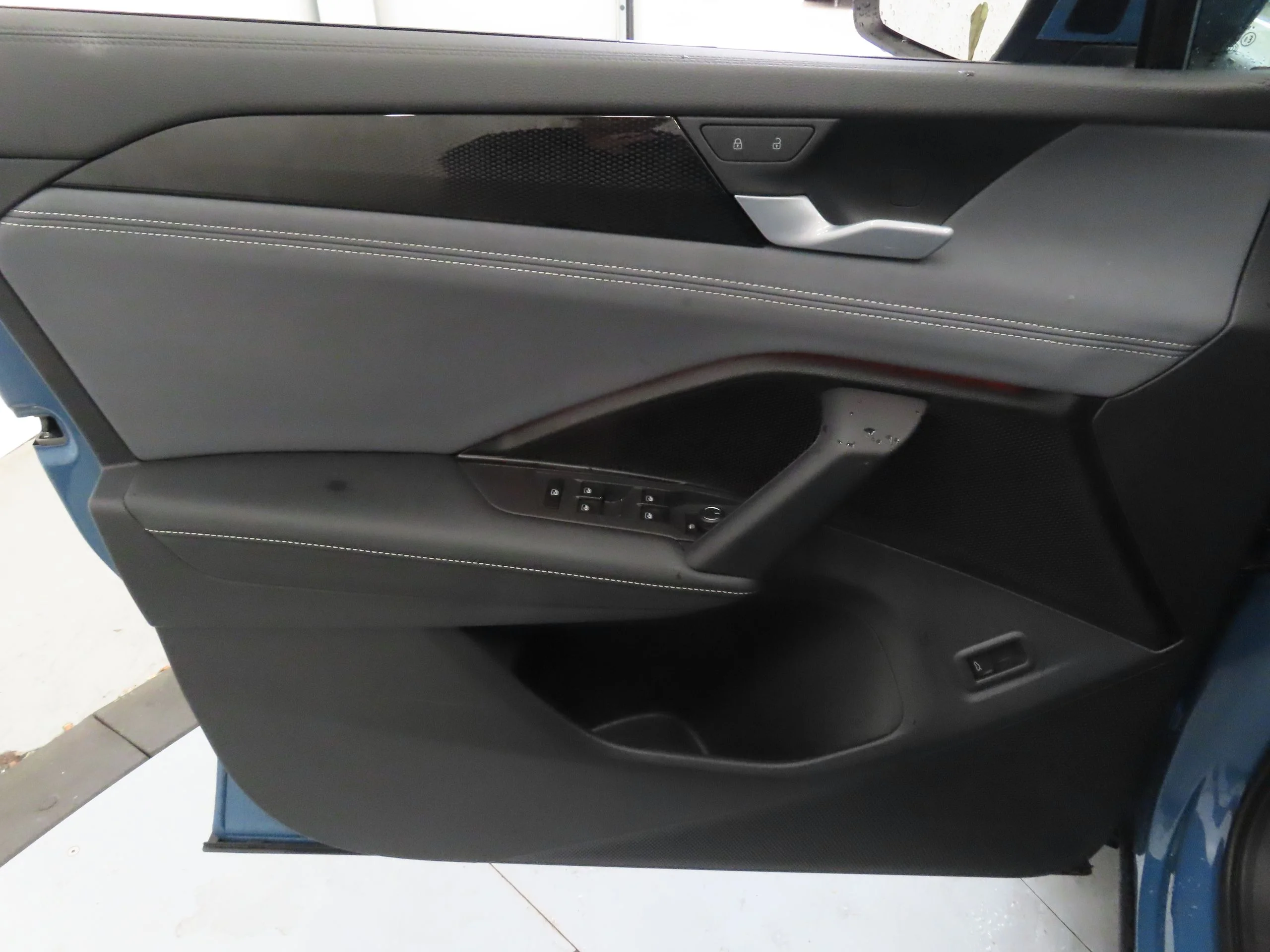2025 Volkswagen Tiguan SE - Photo 8