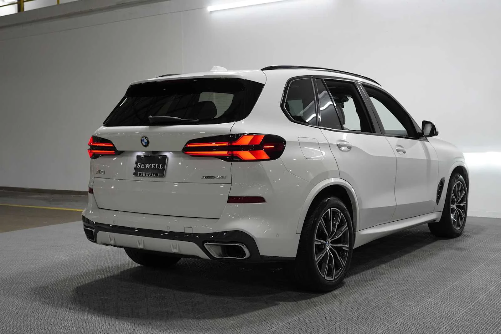 Certified Used 2025 Alpine White BMW xDrive40i image 4