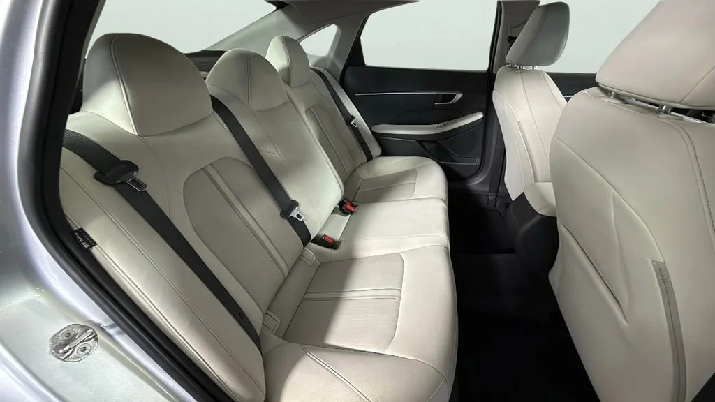 Used 2025 Silver Hyundai SE image 27