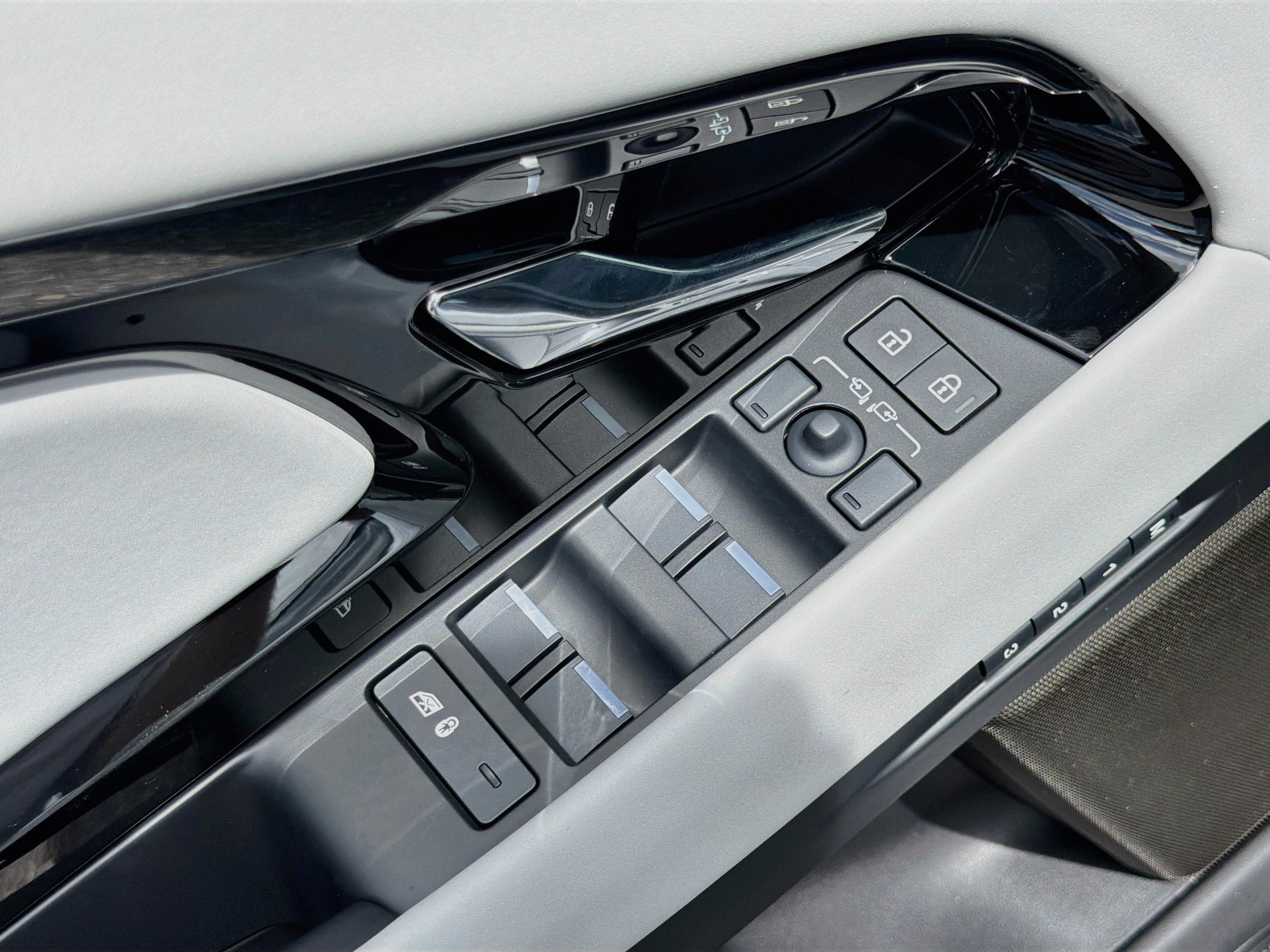 New 2026 Ostuni Pearl White Land Rover Hoxton Edition image 22