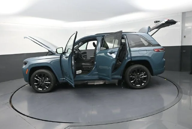New 2026 Steel Blue Exterior Paint Jeep Limited Reserve image 31