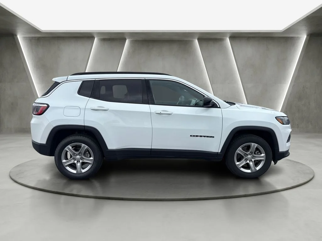 Used 2024 White/off-white Jeep Latitude image 6