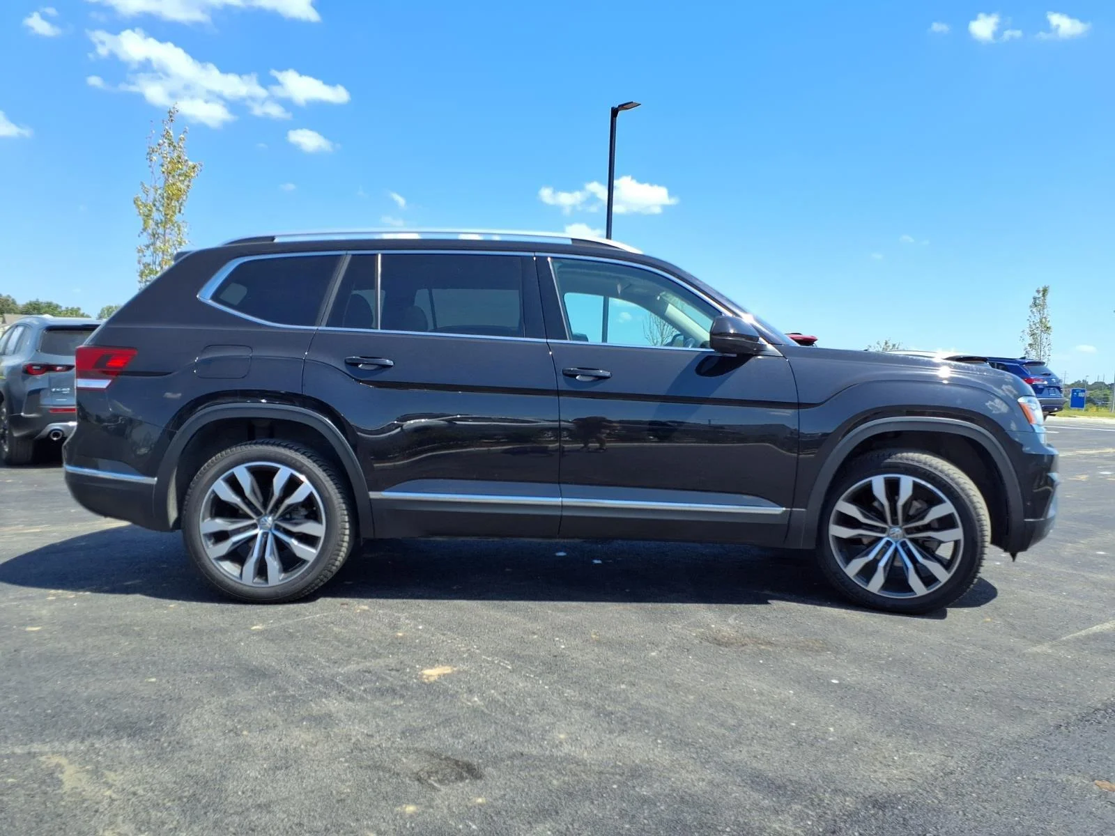 Used 2019 Deep Black Pearl Volkswagen 3.6L V6 SEL Premium image 37