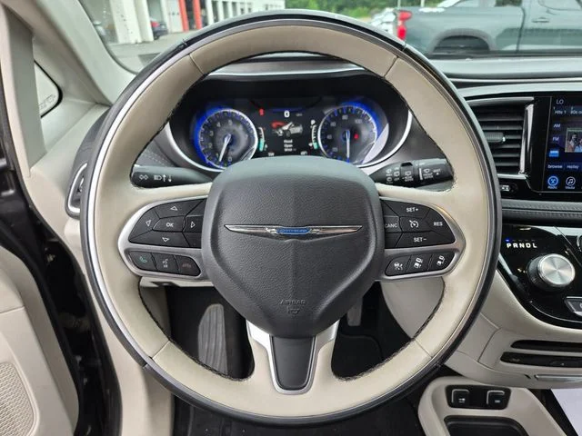Used 2017 Gray Chrysler Limited image 32