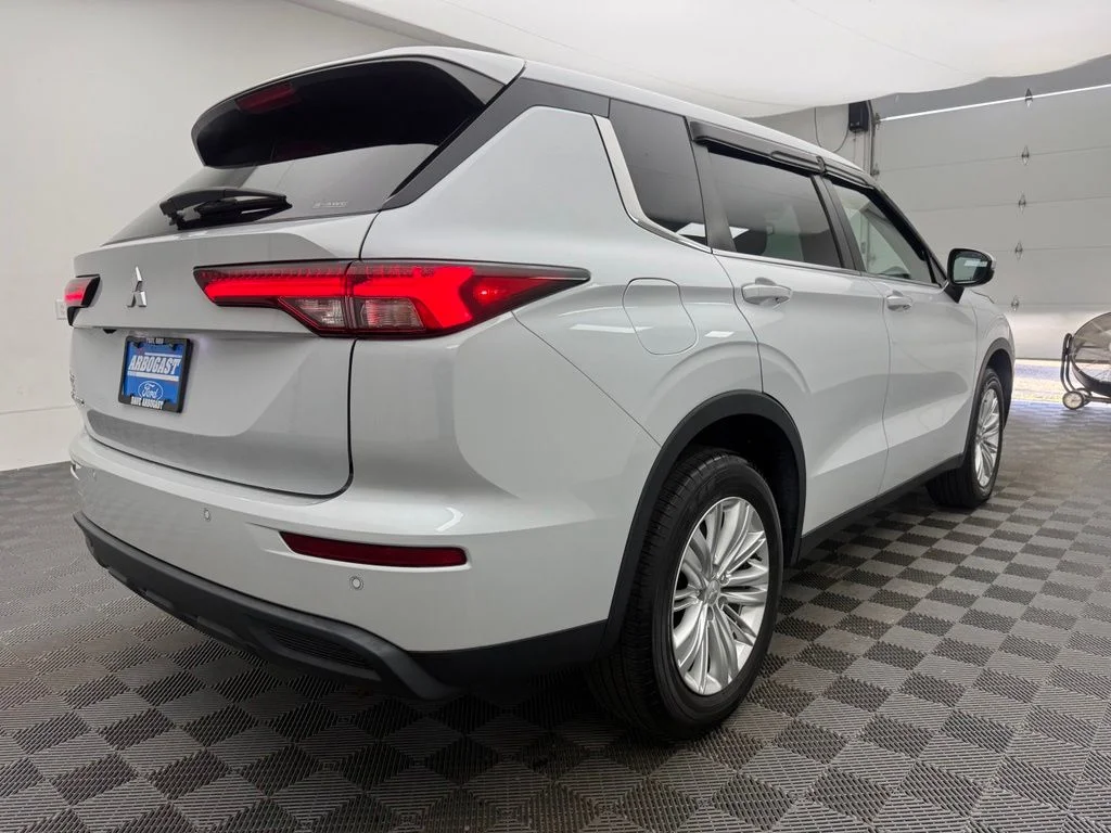 Used 2023  Mitsubishi ES image 8