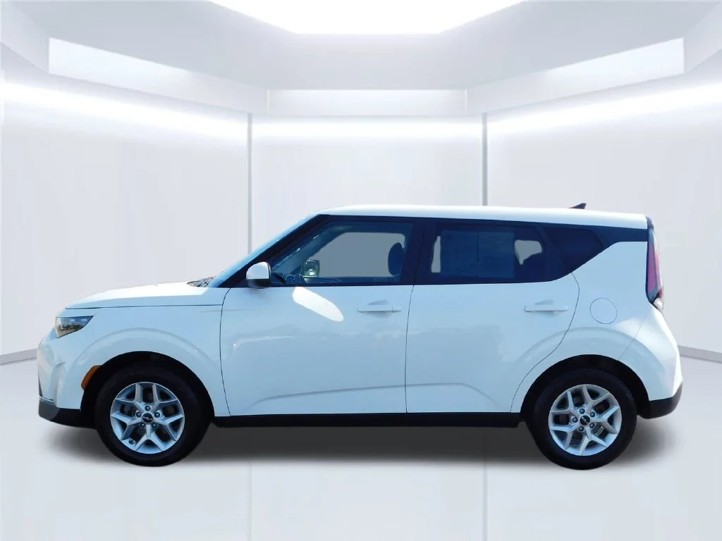 Used 2025 White Kia LX image 6