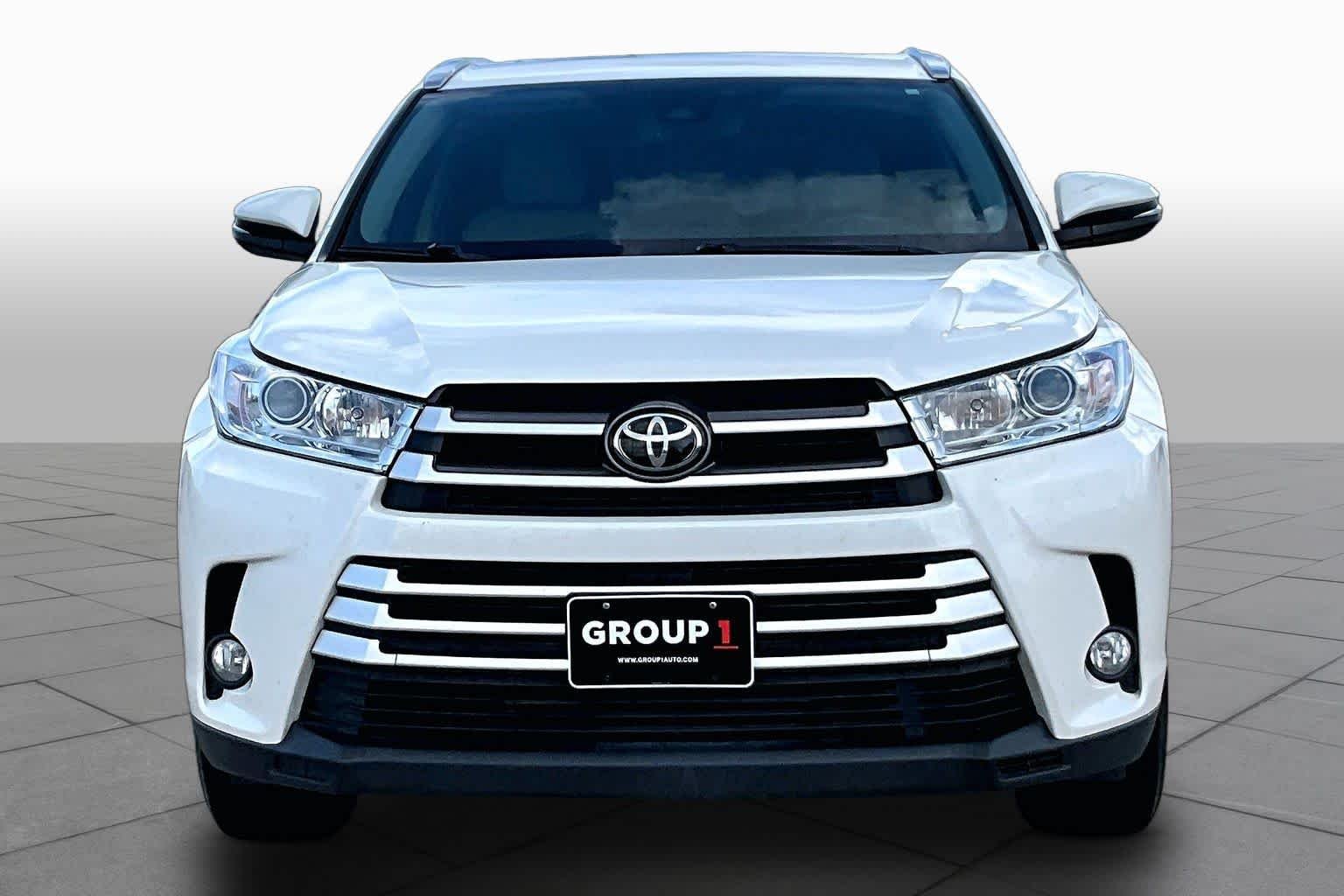 Used 2018 Blizzard Pearl Toyota XLE image 4