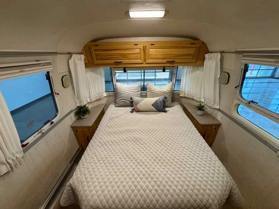 Used 2011 SILVER AIRSTREAM  image 19