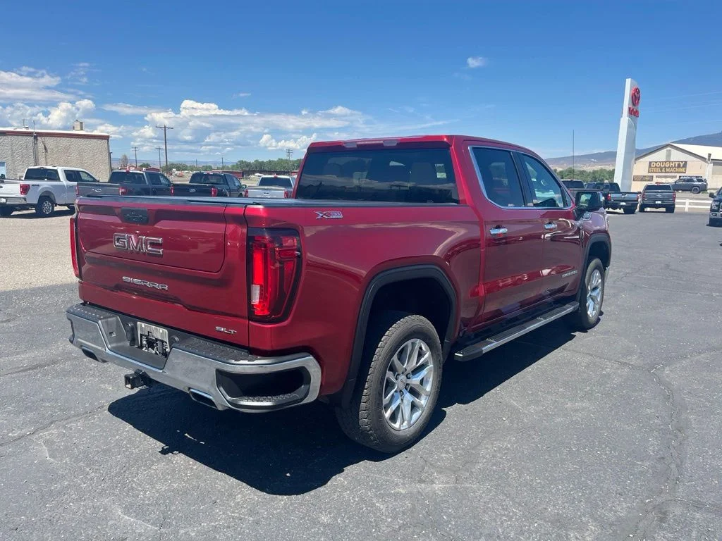 Used 2020 Quartz GMC SLT image 11