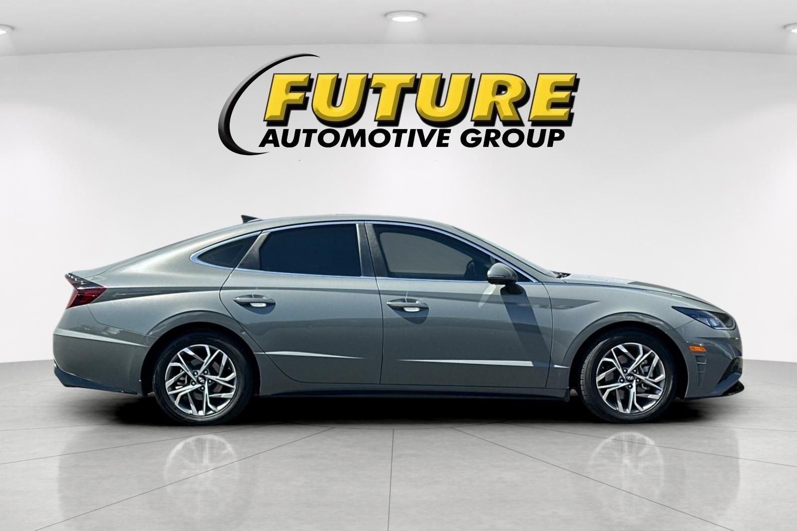 Used 2022 Gray Hyundai SEL image 3