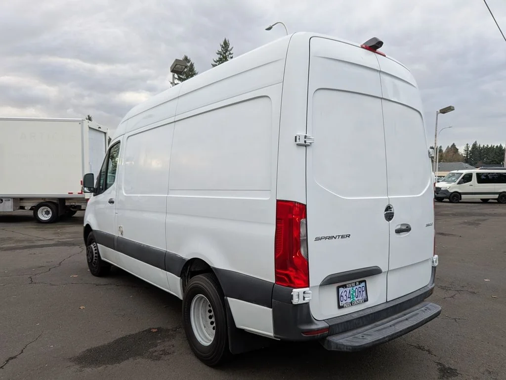 Used 2019 White Freightliner High Roof image 5